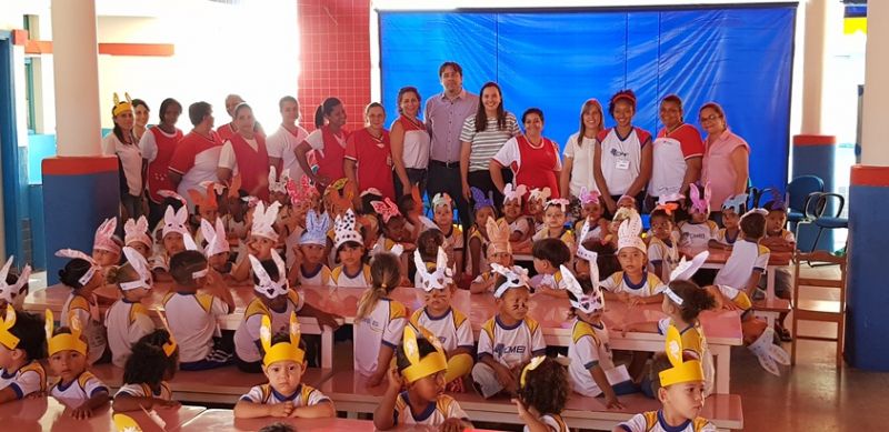 Prefeito Vinícius Barretos com a primeira dama ,diretora ,funcionários da escola faz entrega de ovos de páscoa